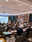 Teilnehmende der ordentlichen Mitgliederversammlung 2026 des Bundesverbands Kalksandsteinindustrie e.V. sitzen in einem Konferenzraum in Danzig.