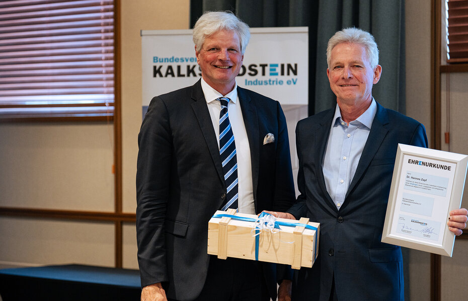 Dr. Hannes Zapf wird bei der Mitgliederversammlung 2026 des Bundesverbands Kalksandsteinindustrie e.V. für 30 Jahre Mitgliedschaft im Vorstand geehrt.