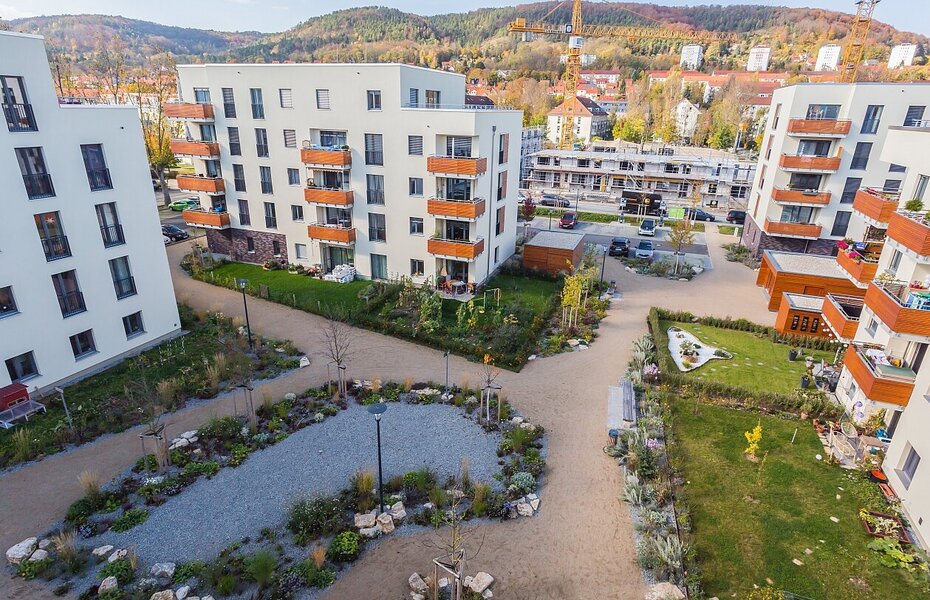Wohnquartier Gartenstadt 2.0 – Quartier Immergrün in Jena mit mehrgeschossigen Wohngebäuden, Grünflächen und Wegen