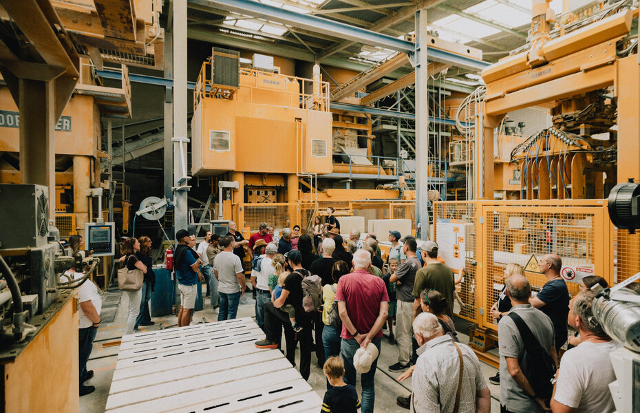 Besucher in der Kalksandsteinproduktion der E. Bayer Baustoffwerke in Kernen-Stetten