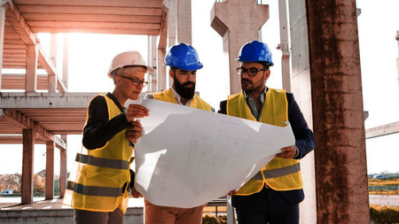 Architekten und Planer bei der Gebäudeplanung mit Kalksandstein