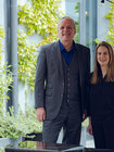 Frederic Dörlitz und Michelina von Peterffy-Rolff stehen gemeinsam vor einer begrünten Gebäudefassade.