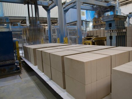 Produktion von Kalksandstein in einem modernen Kalksandsteinwerk