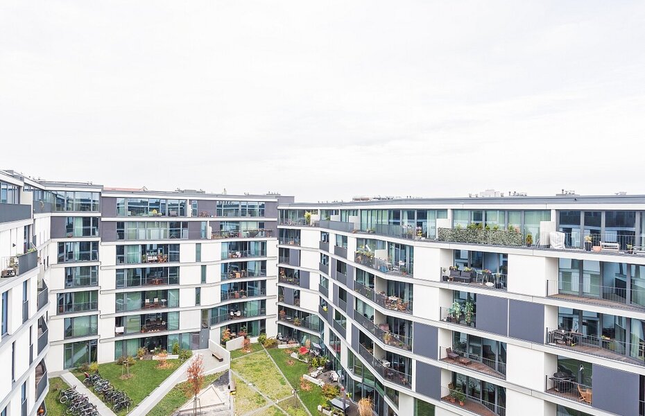 Wohnensemble PolygonGarden in Berlin-Friedrichshain mit Innenhof, Balkonen, Grünflächen und mehrgeschossigen Wohngebäuden