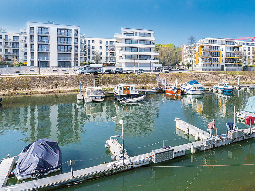 Mainzer Winterhafen mit Booten im Hafenbecken und Wohngebäuden am Rheinufer