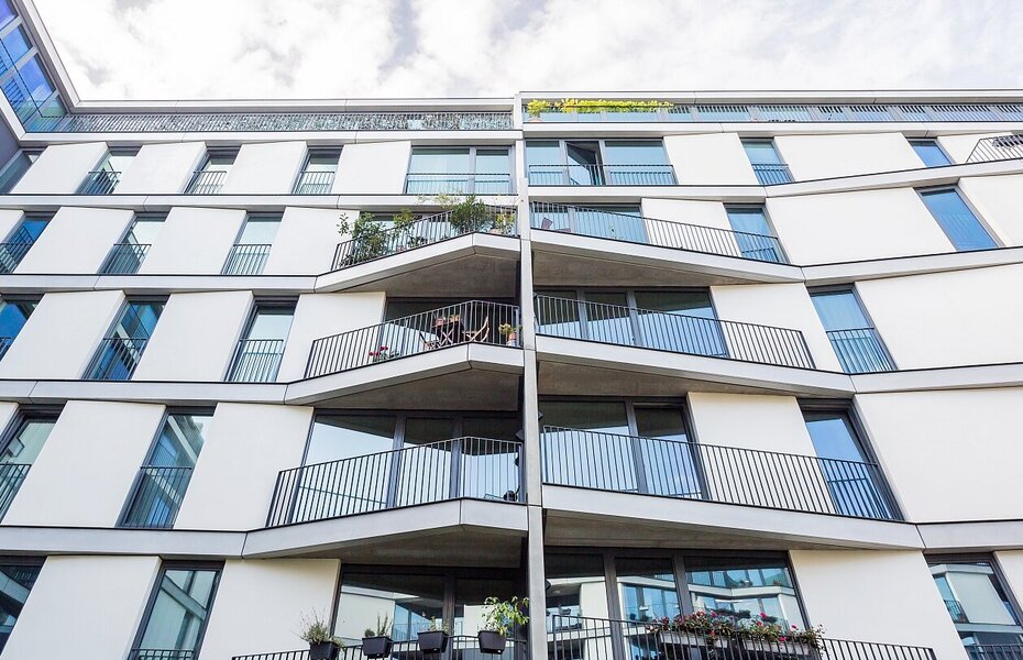 Fassade des Wohnprojekts PolygonGarden in Berlin-Friedrichshain mit Balkonen, Fenstern und gegliedertem Fassadenraster
