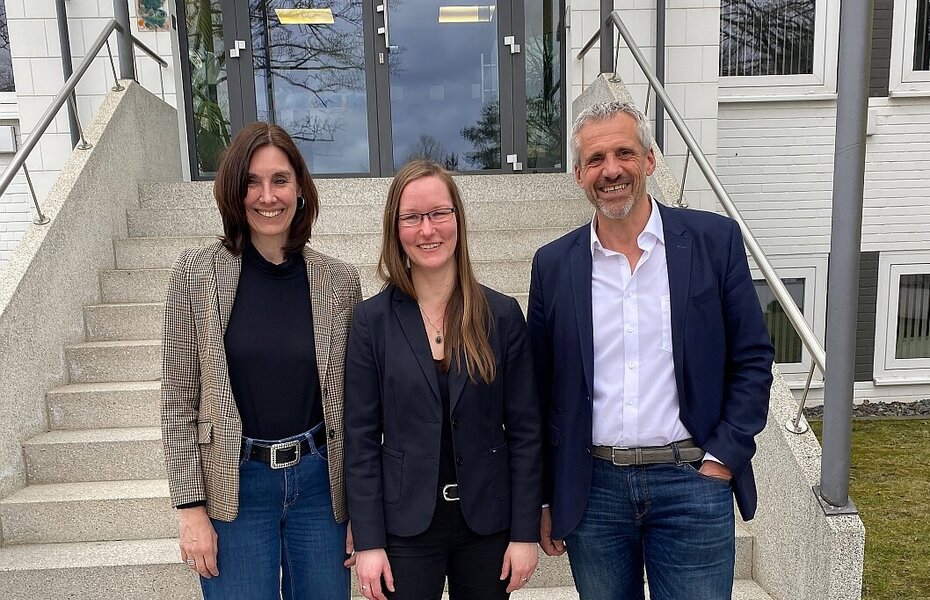 Dr. Andrea Hartmann (BV KSI), Tanja Lenz (bbs) und Jörg Bayer (Obmann) vor dem Haus der Kalksandsteinindustrie in Hannover