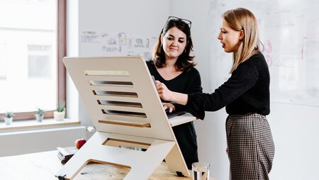 Studentinnen im Bereich Architektur und Bauwesen bei der akademischen Nachwuchsförderung der Kalksandsteinindustrie