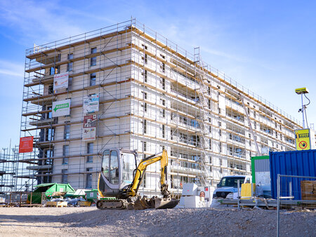 Wohnungsbauprojekt mit Kalksandstein auf einer Baustelle im urbanen Umfeld